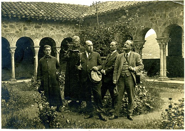Claustre de Sant Bertran de Comingues, el primer de la dreta és Jaume Peyri, agost de 1928.