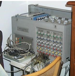 L’electroencefalògraf (EEG) model “Reega-minihuit-TR” de 8 canals, Alvar Electronic de França, ca. 1960.