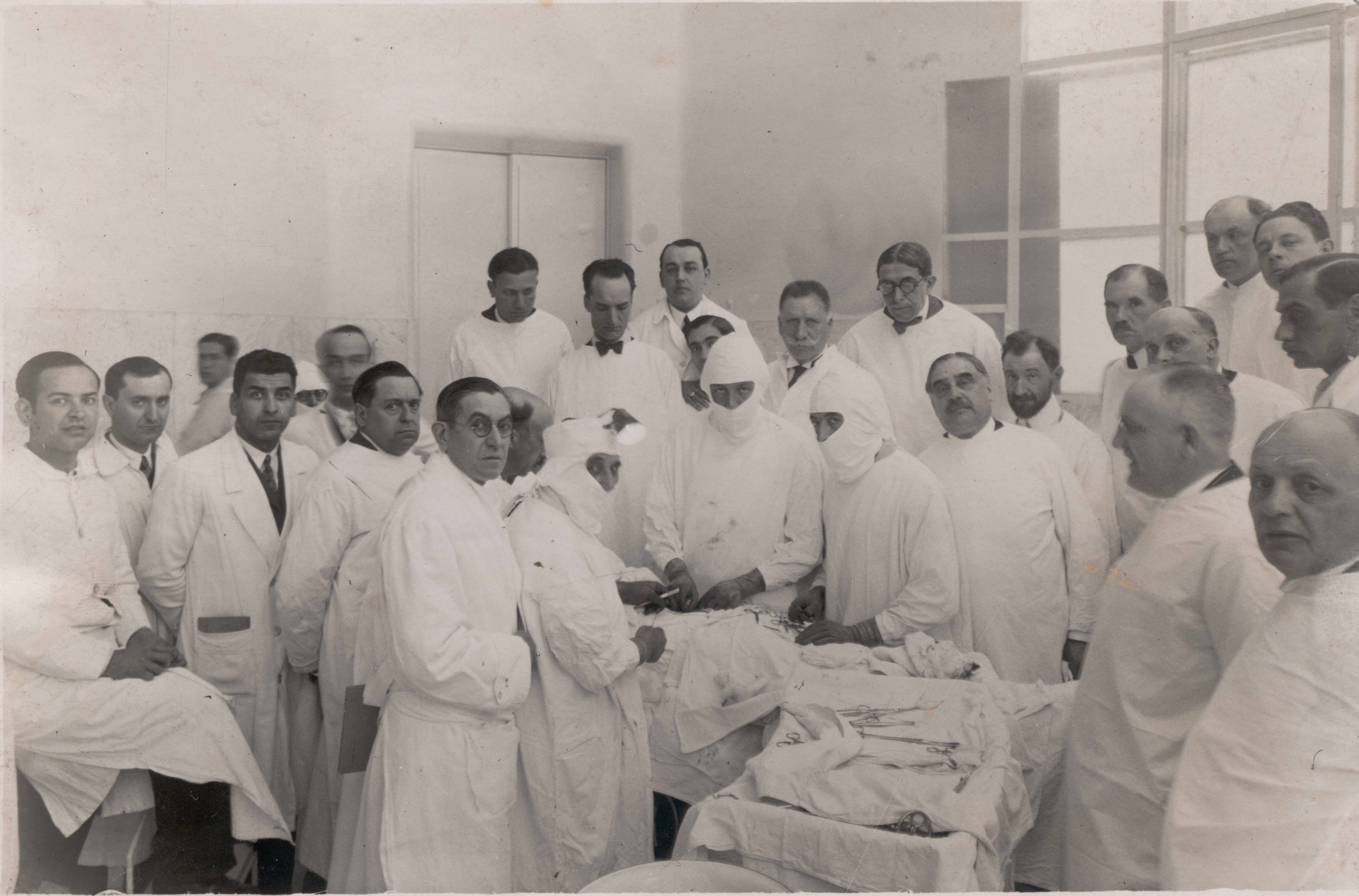 Intervenció quirúrgica dels doctors Manuel Corachan i Josep Trueta, el més probable a l'Hospital de la Santa Creu i Sant Pau, c. 1930.