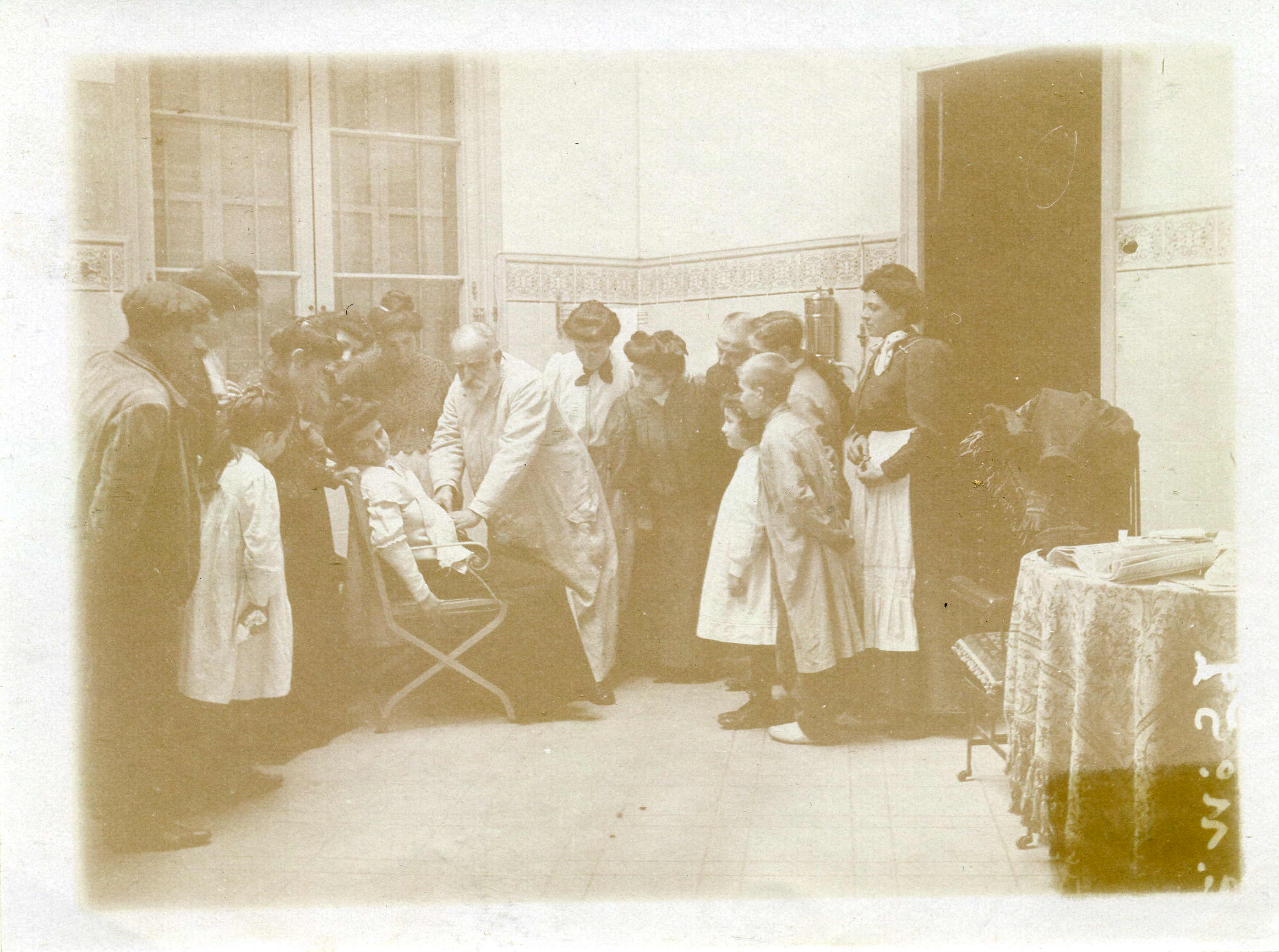 Jaume Ferran vacunant a l’Institut Ferran de la Sagrera, ca. 1910.